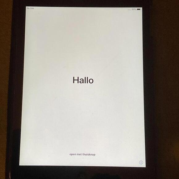 Apple iPad Air - 1st Generation - 16GB - Silver - Picture 1 of 8